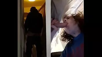 Redare Bău pis de la robinetul britanic și înghite esperma