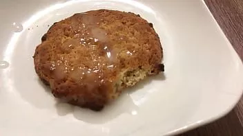 Oynat Arkadaşlar için Rus kahvaltısı! kurabiyeler üzerinde cumming! yemeğe boşalmak