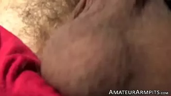 Reproducir Hung jock se masturba mientras huele sus axilas malolientes