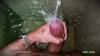 play Pas de masturbation dans l'eau des mains. laisser le jet d'eau tomber sur ma grosse bite latino non coupée jusqu'à ce qu'il me fasse jouir les mains libres?