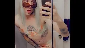 Afspelen Sassy en stijlvolle tranny houdt ervan haar klitje te wrijven tijdens het zuigen