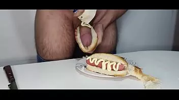Reproduzir Food porn # 3 - cachorros-quentes - manchando meu pau em coberturas