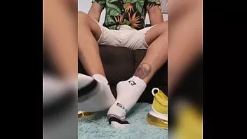 Redare Baiatul latin arată picioarele și șosetele