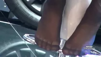 Putar Nyonya rumah kaki nilon hitam candid diperkuat kaki