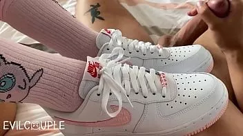 Afspelen Hij verraste me met nieuwe sneakers, dus ik gaf hem een ​​smerige pijpbeurt shoejob combo