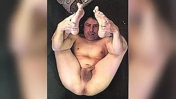 Play Livenlove's kinky naked stunts slide show #1