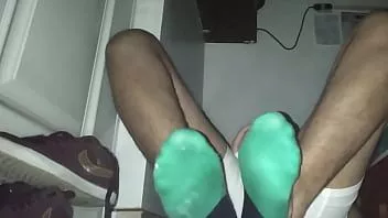 Reproducir Divirtiéndome con mis calcetines verdes y mis pies descalzos