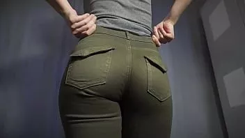 Reproducir Chica sexy provocando su culo perfecto en jeans ajustados