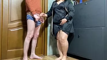 Jouer Je jouis sur ma belle-mère en chemise de nuit