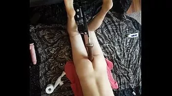 Afspelen Kinky Cody gebruikt seksmachine en dildo's