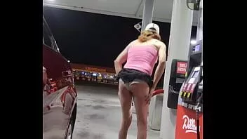 Reproduzir Crossdresser bonita vestindo minissaia minúscula exibindo calcinha em público