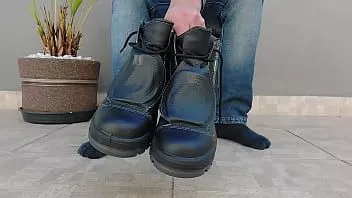 play Putting on the work boot - mlv07 (new boot)