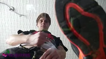 play Pov: Der heiße Schnuckel bringt dich dazu, seine Turnschuhe anzubeten und spritzt auf dich ab