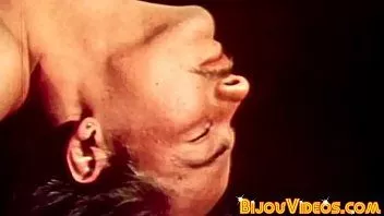play Das Bareback-Bohren eines schwulen Vintage-Hengsten endet mit einer heißen Sperma-Gesichtsbesamung