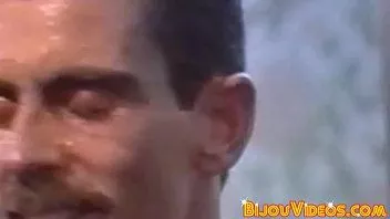 play Urocze geje w stylu vintage głaszczą swoje owłosione kutasy i spermy