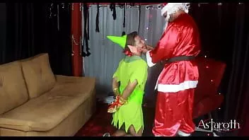 play Dieser BBC-Weihnachtsmann wird seinem Elf ein wunderbares Weihnachtsgeschenk machen. ein Hardcore-Fick und viele Ohrfeigen, um seinen unterwürfigen Helfer zu disziplinieren. hohoho!!! p1. geht weiter auf xvideos red