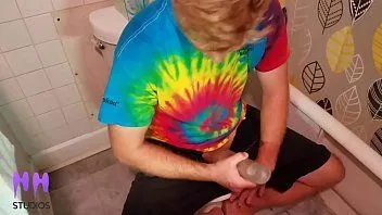 تشغيل S. خطوة ابن يستخدم كس الجيب بينما أمي في الحمام (معاينة)