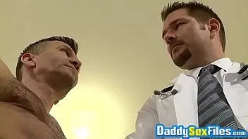 Redare Doctorul și tatăl muscular au rimming 3way cu un jock