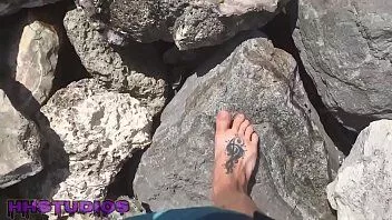 تشغيل يظهر ابن الخطوة مثير عارية القدمين على الشاطئ
