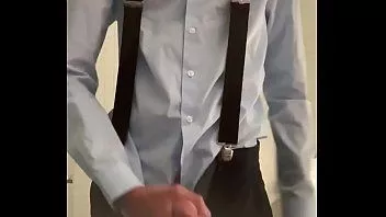 Abspielen Teenager wichst sich in formellem Outfit mit Hosenträgern einen runter