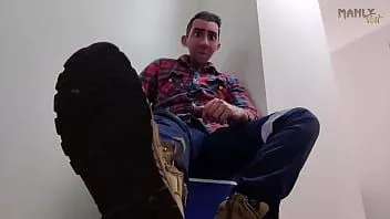 play Beau-père gay - mange du caoutchouc ! - Le beau-oncle Dilf a passé une mauvaise journée et veut que tu manges et que tu lèches ses bottes !