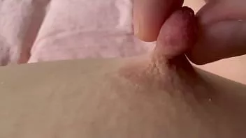Abspielen Er spielte morgens im Bett hart mit meinen Brustwarzen
