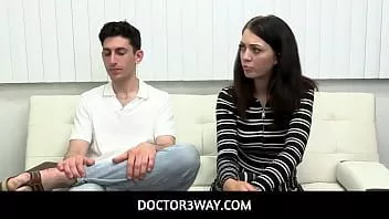 play Doctor3way - сводные братья и сестры Корра Кокс и Ник Шутс проходят сеанс терапии с доктором Кензи Лав