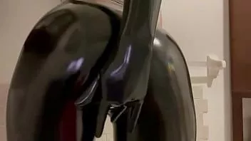 play 恋物癖乳胶和 PVC 闪亮靴子和摩擦声音