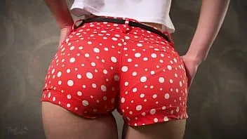 Reproducir Adolescente asiática caliente burlándose de la línea visible de las bragas en pantalones cortos muy ajustados