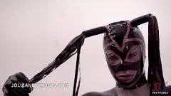 play Ubrana w lateks trans kochanka dominuje i ostro rucha uległego niewolnika