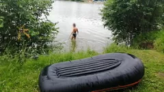 Afspelen De vuile voeten van een brunette MILF veranderen het kampeertripje van stiefzoon in een seksvlog