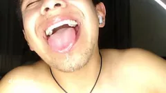 Oynat Latino Erkek Islak Emme ve Tükürme ile Ağız ve Dil Fetişini Keşfediyor