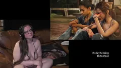 تشغيل امرأة سمراء شقية تتعرى أثناء اللعب: آخر منا يلعب خلال الجزء السادس