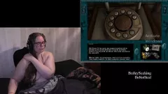 play Naakt BBW-gamermeisje met tatoeages en grote tieten wordt stout tijdens het spelen van Moon Lake