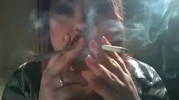 Riproduci La padrona britannica bbw tina snua vuole che tu sia il suo schiavo del fumo mentre fuma 2 sigarette contemporaneamente