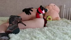 Afspelen Anale vernietiging met een kleine dildo: de wilde rit van een stiefzus in universiteitsuniform