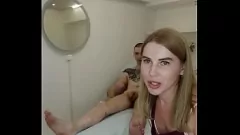 play La grosse bite de Synthol Freak se fait branler par une MILF poilue
