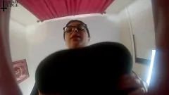 تشغيل جلست القاضية العملاقة جين على وجه رجل صغير بصدرها الضخم