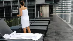 Reproduzir Hora de brincar no chuveiro público: Gata morena fica molhada e selvagem no Club House