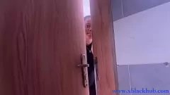 تشغيل رجل أسود كبير ديك يمارس الجنس معي بشدة في الحمام
