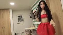 Reproduzir Latina Vixen em saia vermelha fica travesso: boquete público e ação de big booty