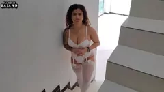 play La femme strip-teaseuse amateur devient sauvage et excitée à la maison: pipe interraciale et baise avec bbw
