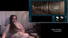Играть Голая геймерская девушка Нэнси Дрю: Brunette BBW с татуировками и пирсингом, выставленными в части 4