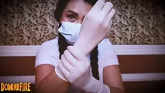Afspelen Wellustige verpleegster in latexhandschoenen en masker | Expliciet medisch rollenspel en ASMR