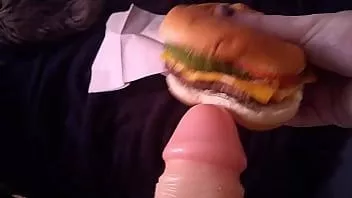 Riproduci Pixie catgurl si scopa il cheeseburger con uno strap-on