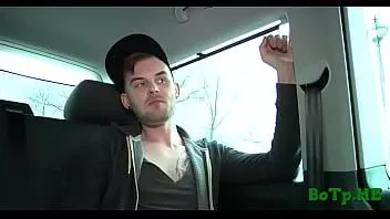 Riproduci Twink omosessuale impara ad inghiottire in una macchina