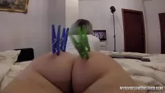 تشغيل Pov Ass Play و Rusking مع أوتاد الملابس على غنيمة أوروبية مثالية