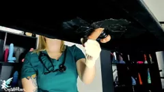 Redare Jucăriile obraznice ale asistentei blonde și fantezia de muls de masă