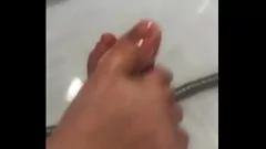Jouer Pieds sale fétiche: amateur hongrois donne un pied à la salle de bain intense dans la salle de bain