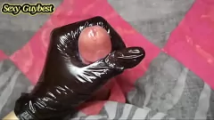 Abspielen Sinnlicher Handjob mit Latexhandschuhen und explosiver Geldschuss